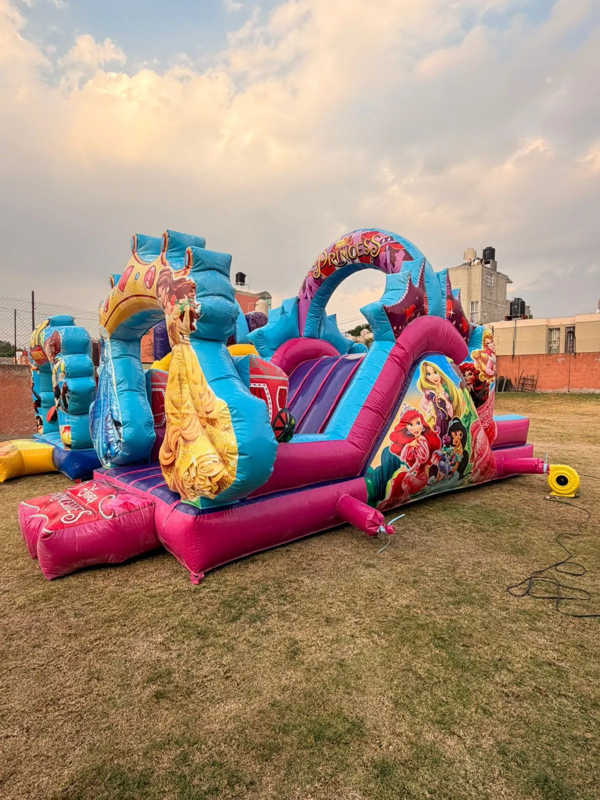 Inflable de princesas instalado en un jardín para fiesta infantil