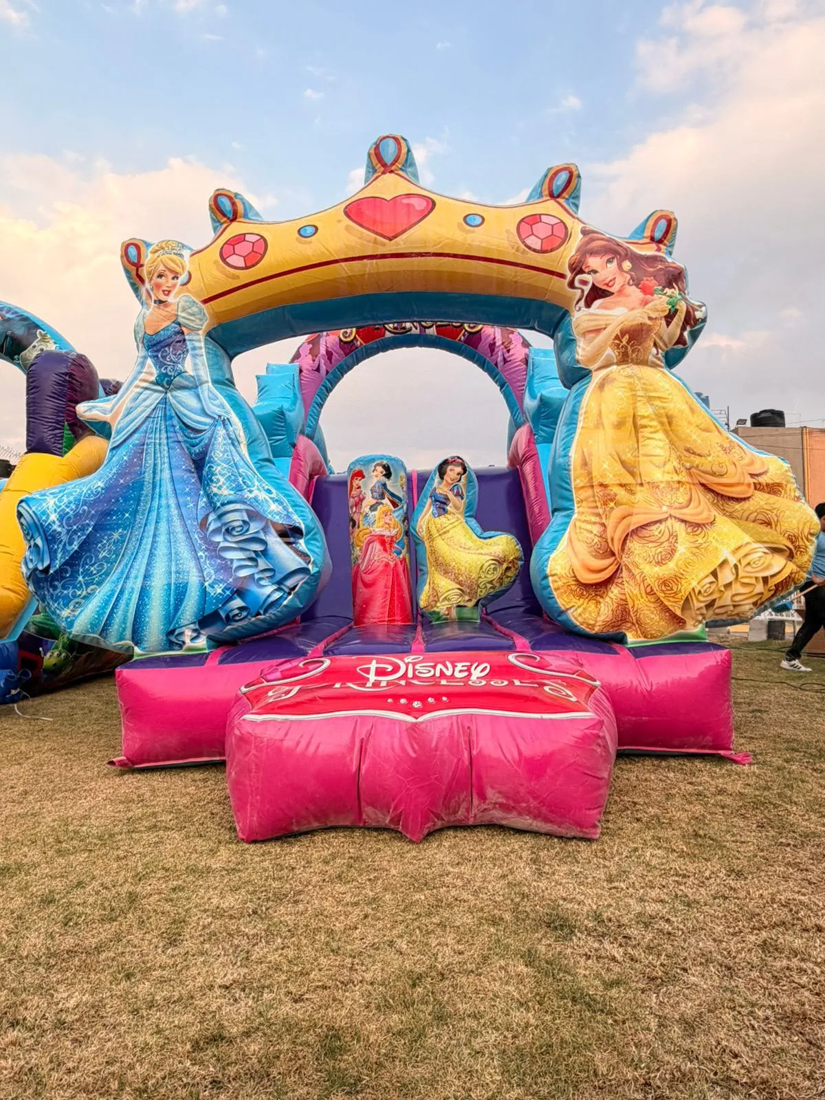 Renta de inflable temático de princesas para niñas en Coacalco