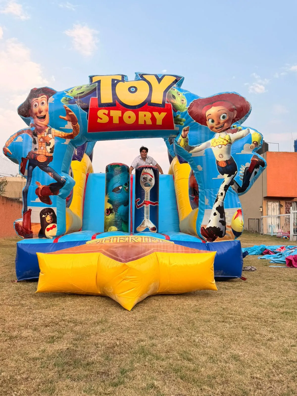Inflable de Toy Story instalado en un jardín para fiesta infantil
